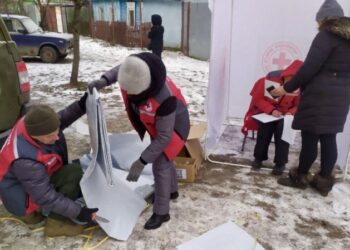 Фотофакт! Працівники Червоного Хреста допомагають постраждалим шосткинцям після удару