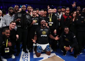 Френк Воррен обіцяє Дереку Чісорі бій за титул чемпіона світу: “Чого б він не захотів, ми зробимо”