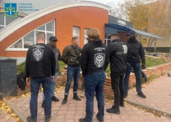 Інспектор поліції на Сумщині вимагав 1 тис доларів США щомісячної данини та застосовував силу під час оперативних заходів