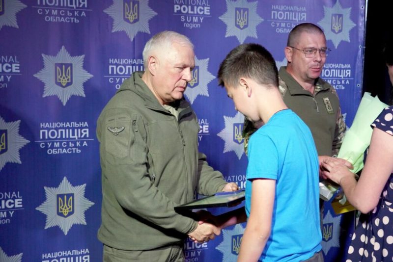 Капітана поліції з Шостки посмертно нагородили відзнакою президента “За оборону України” – на Сумщині вшанували та вітали поліцейських (+фото)