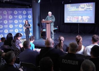 Капітана поліції з Шостки посмертно нагородили відзнакою президента “За оборону України” – на Сумщині вшанували та вітали поліцейських (+фото)