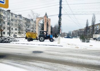 КОМУНАЛЬНІ СЛУЖБИ ОХТИРСЬКОЇ ГРОМАДИ ПРИБИРАЮТЬ СНІГ У ПОСИЛЕНОМУ РЕЖИМІ