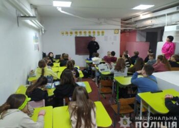 Конотопські поліцейські продовжують навчати дітей правилам безпечної поведінки в Інтернеті