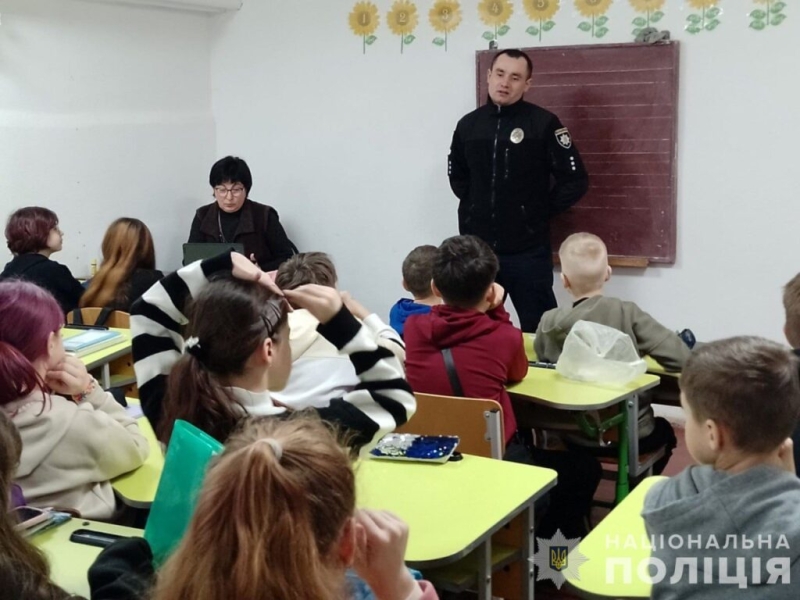 Конотопські поліцейські продовжують навчати дітей правилам безпечної поведінки в Інтернеті