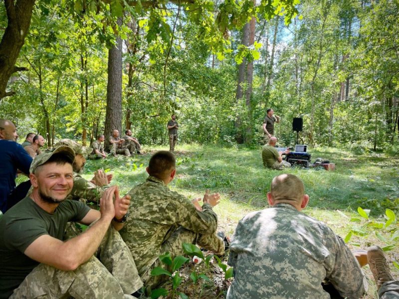 Музика та спів як спосіб розвантажитися та відпочити:Музиканти завітали до військових, які боронять Сумщину(+фото)