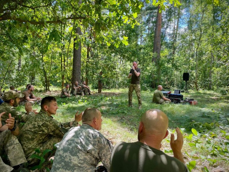 Музика та спів як спосіб розвантажитися та відпочити:Музиканти завітали до військових, які боронять Сумщину(+фото)