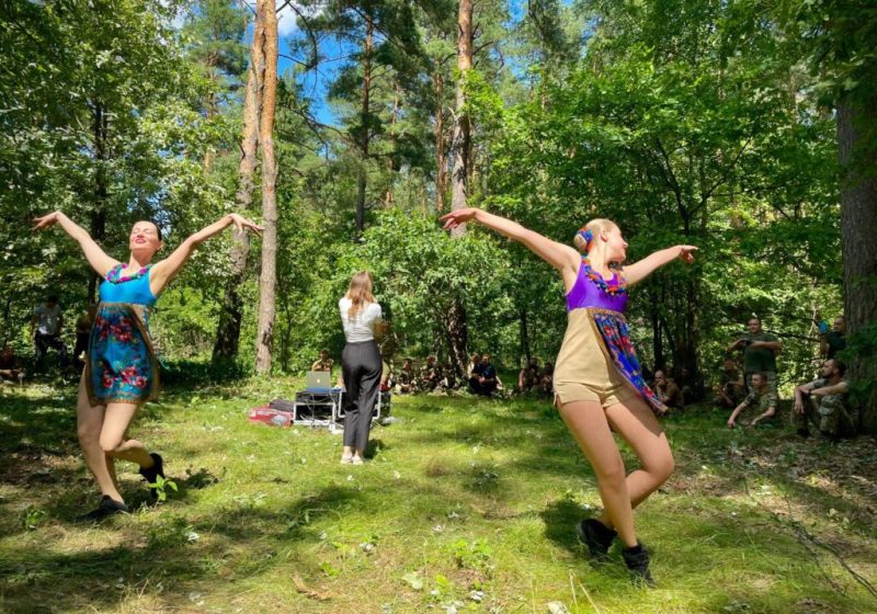 Музика та спів як спосіб розвантажитися та відпочити:Музиканти завітали до військових, які боронять Сумщину(+фото)