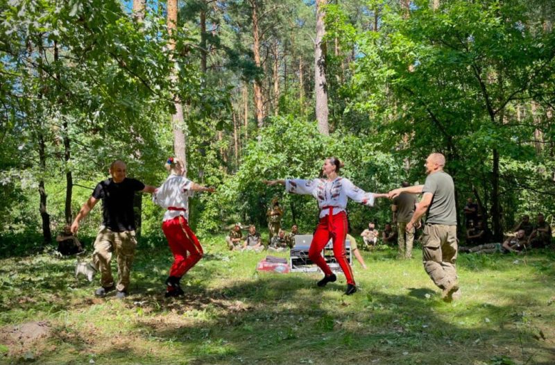 Музика та спів як спосіб розвантажитися та відпочити:Музиканти завітали до військових, які боронять Сумщину(+фото)