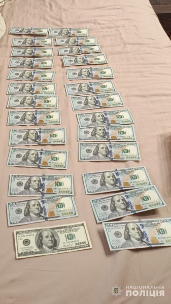 На Сумщині поліція затримала двох посадовців Держпродспоживслужби за вимагання грошей у підприємця