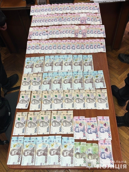 На Сумщині поліція затримала двох посадовців Держпродспоживслужби за вимагання грошей у підприємця