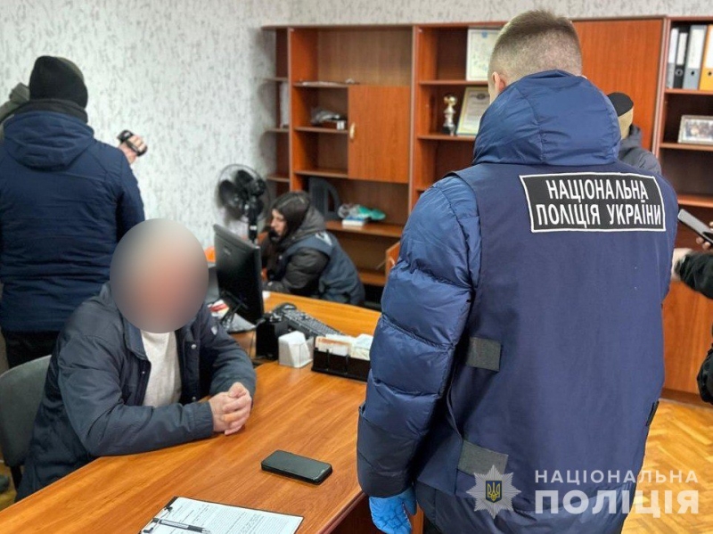 На Сумщині поліція затримала двох посадовців Держпродспоживслужби за вимагання грошей у підприємця