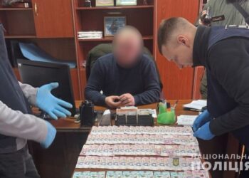 На Сумщині поліція затримала двох посадовців Держпродспоживслужби за вимагання грошей у підприємця