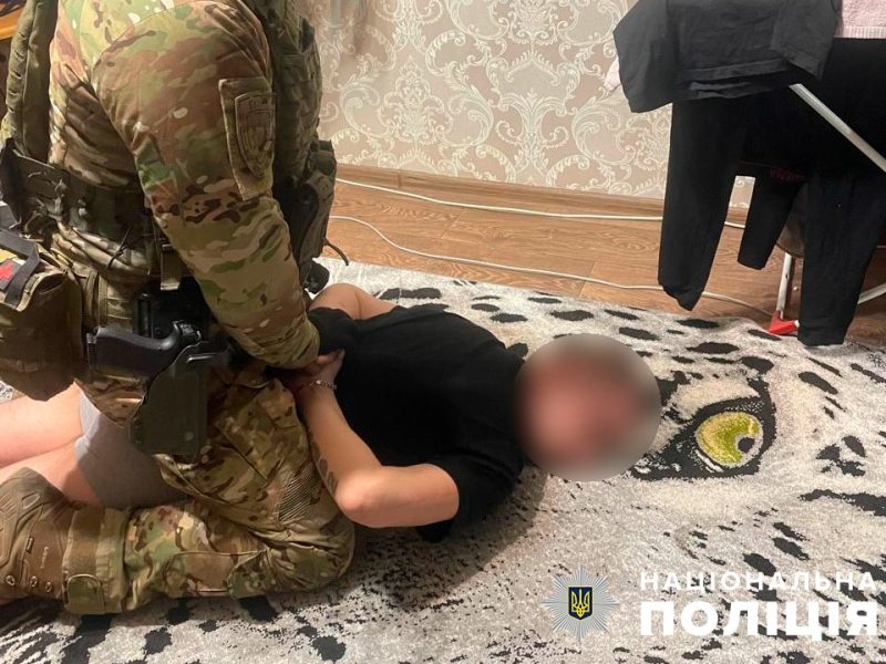 Наживалися на горі жінки, яка втратила чоловіка на війні: правоохоронці Сумщини затримали групу шахраїв