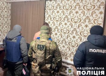 Наживалися на горі жінки, яка втратила чоловіка на війні: правоохоронці Сумщини затримали групу шахраїв