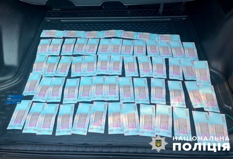 Наживалися на горі жінки, яка втратила чоловіка на війні: правоохоронці Сумщини затримали групу шахраїв