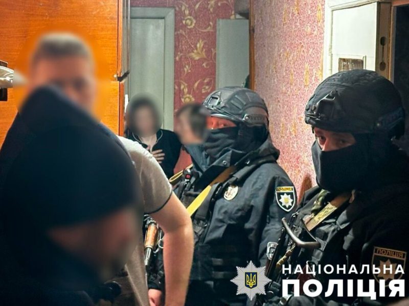 Наживалися на горі жінки, яка втратила чоловіка на війні: правоохоронці Сумщини затримали групу шахраїв