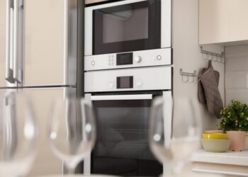 Небезпечні місця для мікрохвильовки: чому не можна ставити її поруч із холодильником