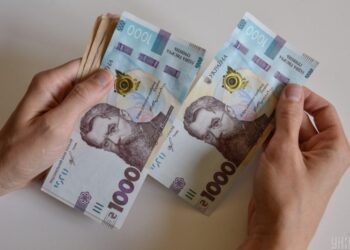 Шмигаль назвав, кому з українців доведеться повернути “тисячу Зеленського”