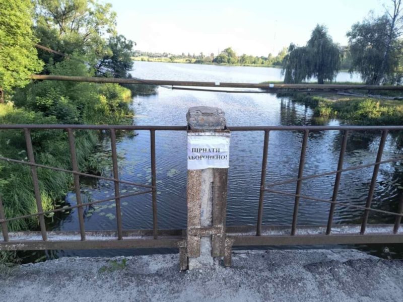 Шосткинські діти продовжують ризикувати своїм життям та знаходити розваги у небезпечних місцях