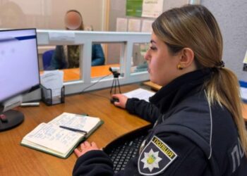 У Конотопі одеситка викрала готівку з каси кафе і телефон у підлітка