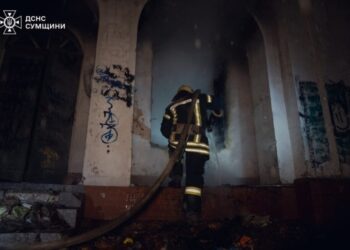 У Сумах горіла покинута будівля біля пляжу під Харківським мостом