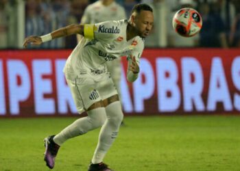 ВІДЕО. Неймару зарядили в пах через 15 секунд після його камбека в Сантос