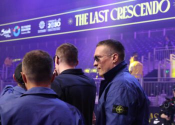 ВІДЕО. Усик прибув на скромну арену в Ер-Ріяді на велике шоу боксу