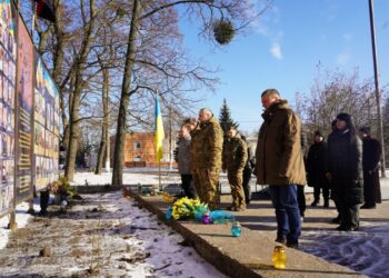 ВШАНОВУЄМО ГЕРОЇВ ПЕРШОЇ ПЕРЕМОГИ У БИТВІ, ЩО ТРИВАЄ
