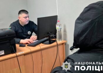 Зухвала грабіжниця: у Липовій Долині жінка просто в магазині вихопила пакет з рук чоловіка