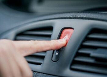 В Україні водіїв можуть суворо покарати за «дякую аварійкою»