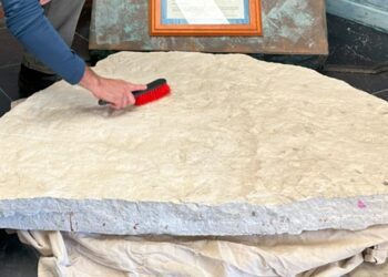 На кам’яній плиті в австралійській школі знайшли 66 слідів динозаврів