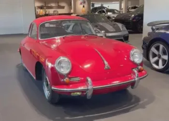 Колекційний Porsche 60-х за $100 000 простояв 58 років покинутим у гаражі (ВІДЕО)