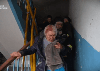 Моторошні кадри евакуації людей на місці вибуху у Сумах