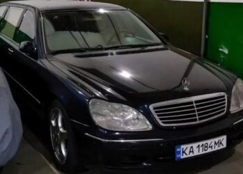 Їх випустили лише 77: у Києві помітили розкішний лімузин Mercedes 2000-х (ФОТО)