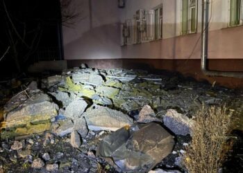 Росіяни атакували медзаклад у Сумах: пошкоджені вікна та автівки