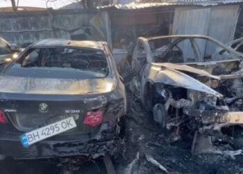 В Одесі згорів автосалон з кросоверами BMW X6 після атаки російських БПЛА (ВІДЕО)