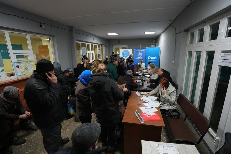 Як допомагають евакуйованим у транзитному центрі у Сумах?