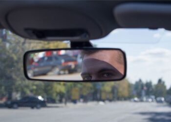 Водіям розповіли про “секретну” кнопку на дзеркалі заднього виду: для чого вона