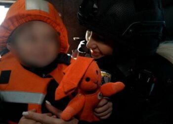 «Білі янголи» вивезли матір і трьох дітей з обстрілюваного селища на Сумщині