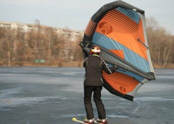 З вінгом на льоду: спортсмен Микола Уваров безоплатно тренував сумчан на озері Чеха