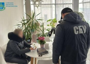 За 48 000 доларів обіцяла вивезти 4 сумчан за кордон: у Сумах затримали організаторку незаконного вивезення чоловіків