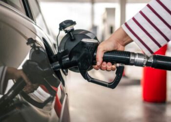 Експерт пояснив водіям, чому небезпечно їздити з порожнім баком