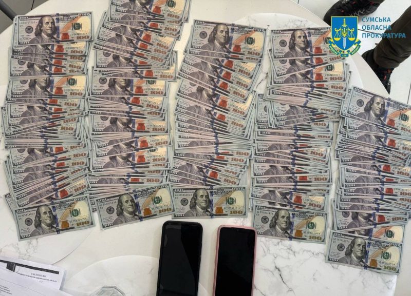 За 48 000 доларів обіцяла вивезти 4 сумчан за кордон: у Сумах затримали організаторку незаконного вивезення чоловіків