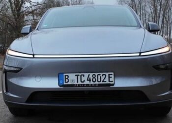 Новий кросовер Tesla 2025 року показали в деталях