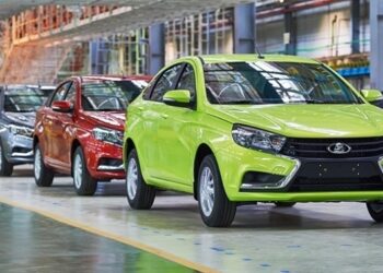 Продажі нових авто у Росії за рік обвалилися на чверть