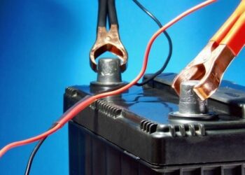 Фахівець розповів, чи можна заряджати акумулятор прямо в машині, не знімаючи клеми