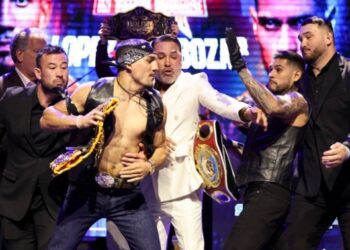 Теофімо Лопес ледь не побився із суперником під час дуелі поглядів