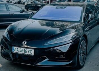 В Україні з’явився розкішний 965-сильний електромобіль від BYD і Mercedes (ФОТО)