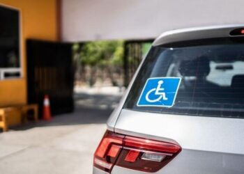 Хто може паркуватися на місцях для людей з інвалідністю та який штраф загрожує порушникам