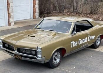 Ексклюзивне американське авто 60-х за простояло 45 років у гаражі (ФОТО)